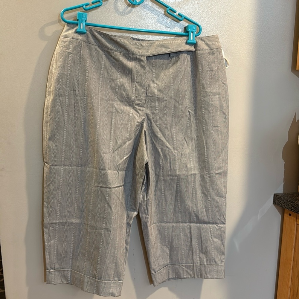 Nine West NWT plus size 18W cropped dress pants. New with tags.